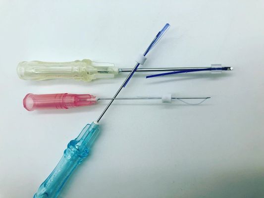 La frente arruga los hilos de púas del retiro PDO