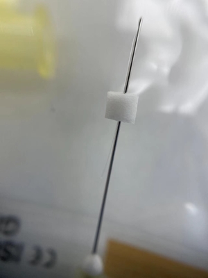 Hilos transparentes blancos de PCL con la cánula embotada